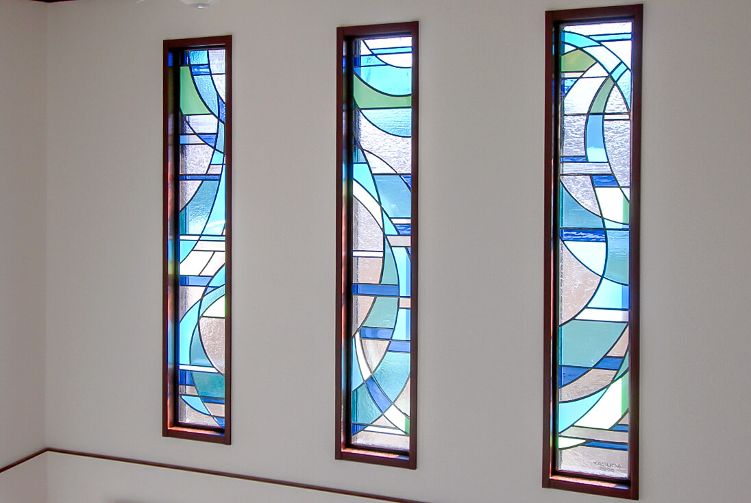 FIX窓に取り付けた3連の抽象デザインのステンドグラス作品