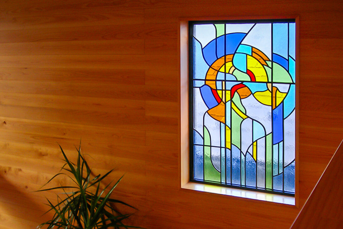 ウッドインテリアに調和した鮮やかな色ガラスを使った抽象デザインのステンドグラス