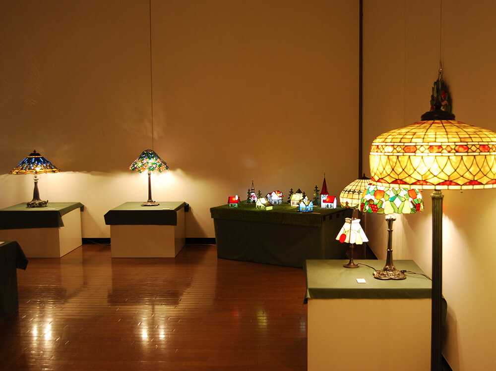 ステンドグラスバロック教室展 展示されたステンドグラスの小物とランプ