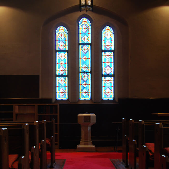 礼拝堂内から見た幾何学デザインのステンドグラス（正面）