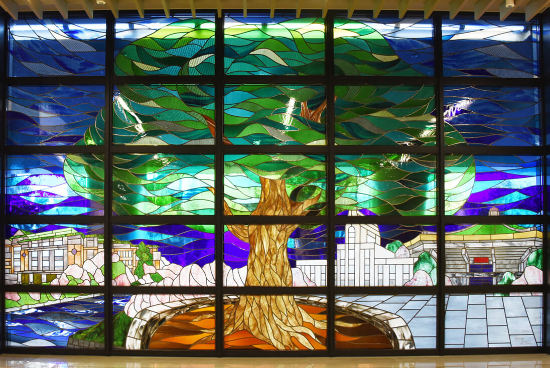 国家公務員共済組合連合会 九段坂病院 椎の木、日本武道館、九段会館、千鳥ヶ淵をデザインしたステンドグラス