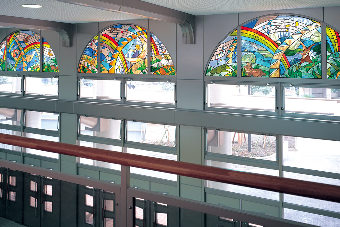 東京 文京区立湯島小学校 動物や音楽など夢のあるデザインのステンドグラス