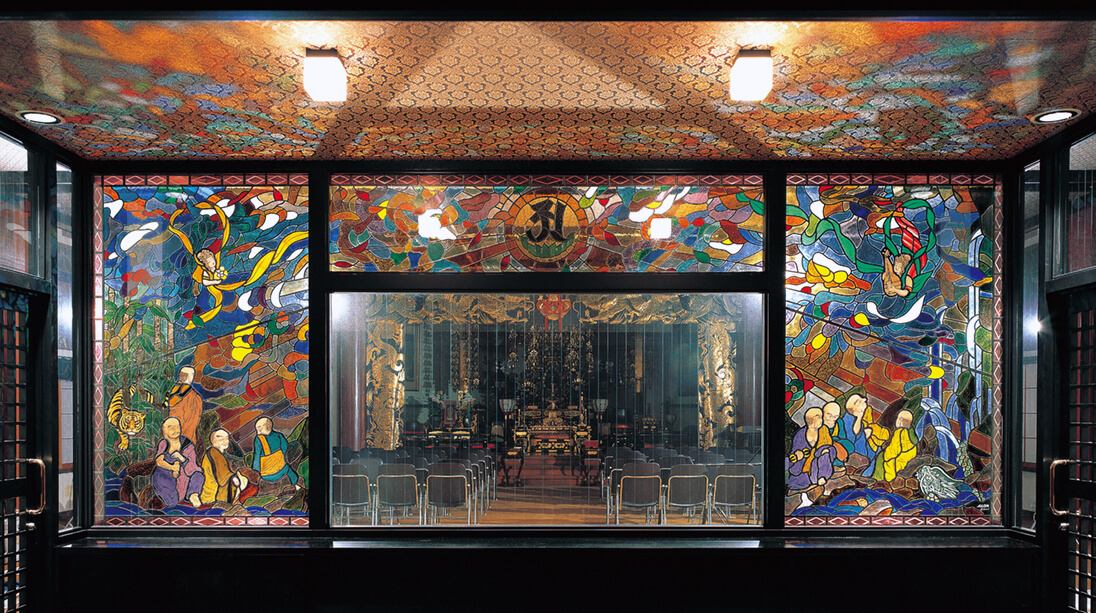 真言宗豊山派寺院 西福寺本堂 仏教の教えの世界観をデザインしたステンドグラス