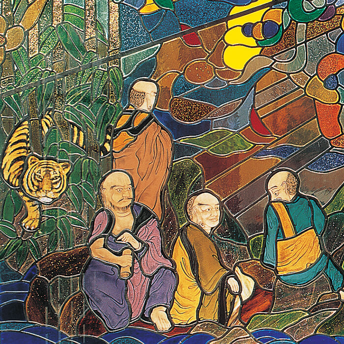 仏教の教えの世界観をデザインしたステンドグラス一部拡大（左）