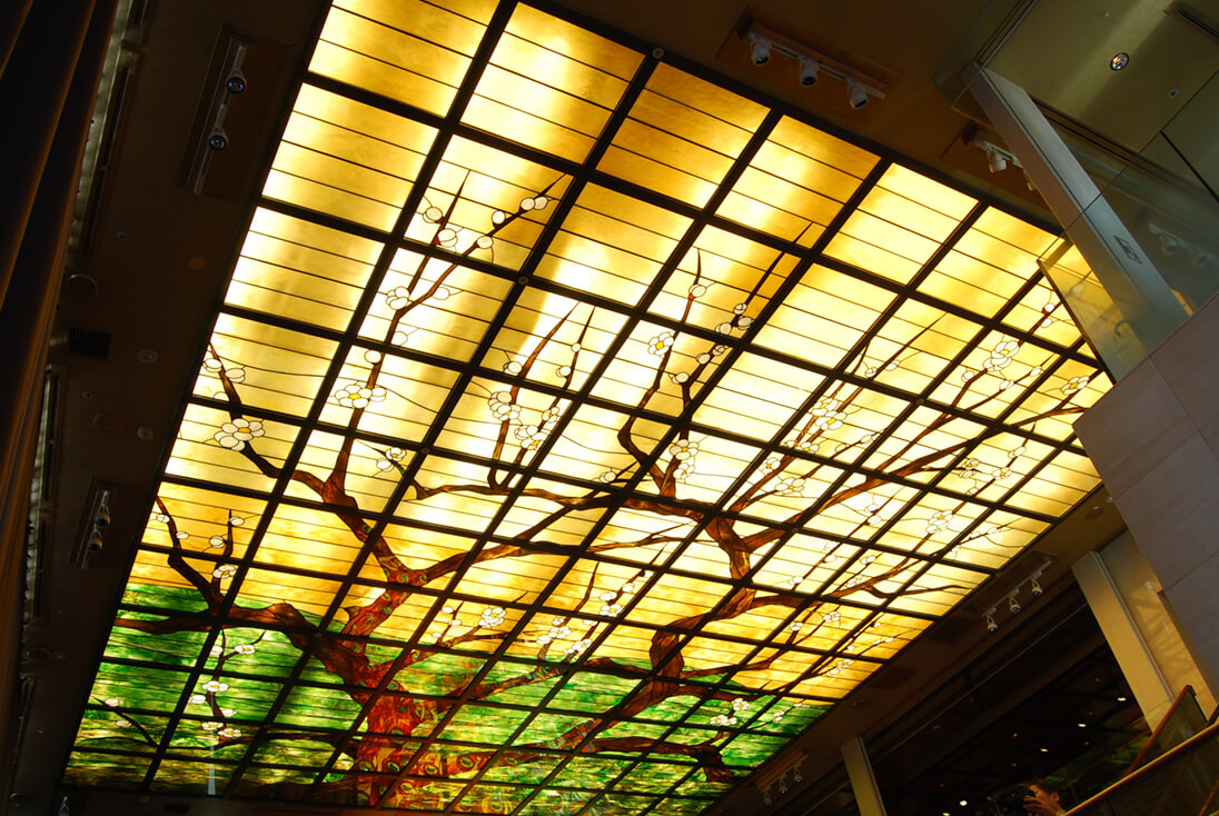 銀座 京料理花郷 梅の木のステンドグラス