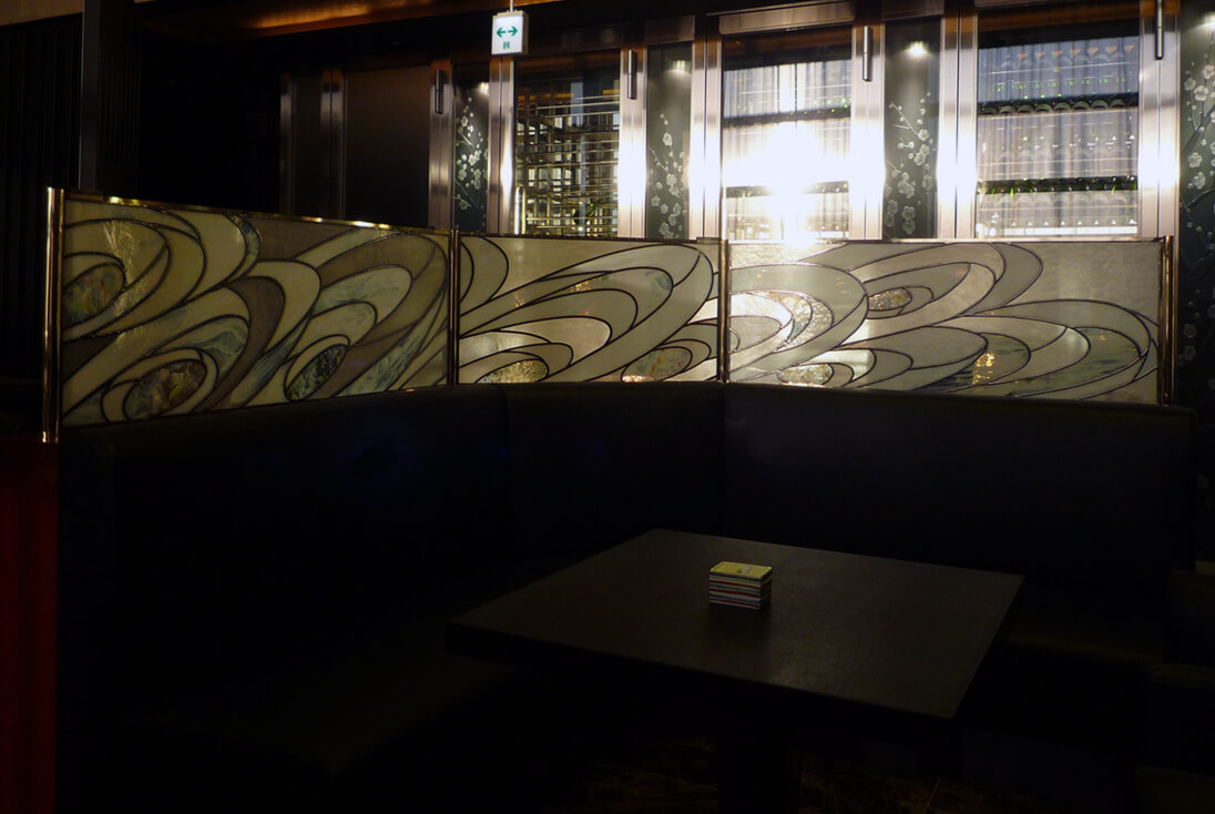 銀座 京料理花郷 座席の抽象デザインのステンドグラス