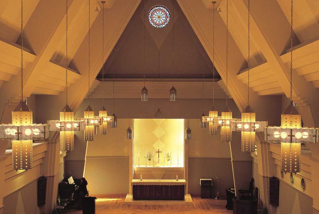 日本聖公会 神田キリスト教会 祭壇上部の円形パターンデザインのステンドグラス
