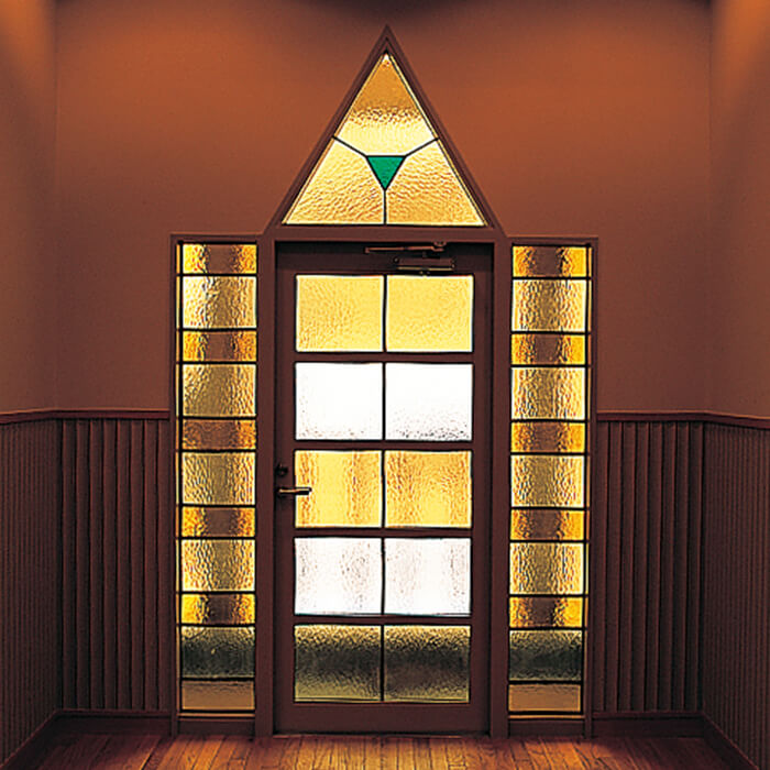 ドアのシンプルな幾何学デザインのステンドグラス