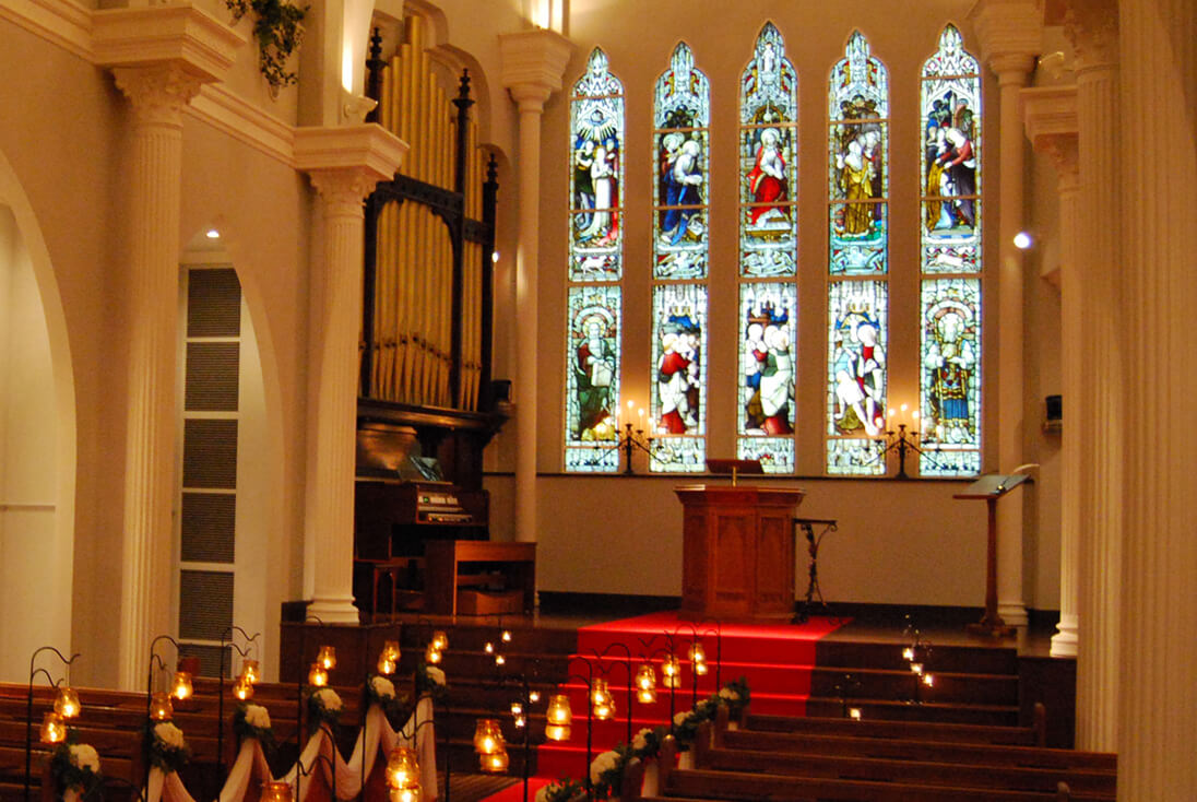 セントバース教会 チャペル内祭壇の輸入アンティークステンドグラス