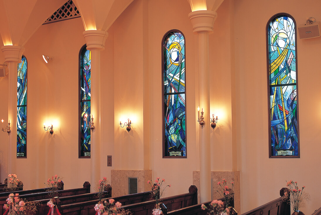 函館 聖マリア教会 チャペル内側壁の抽象デザインのステンドグラス