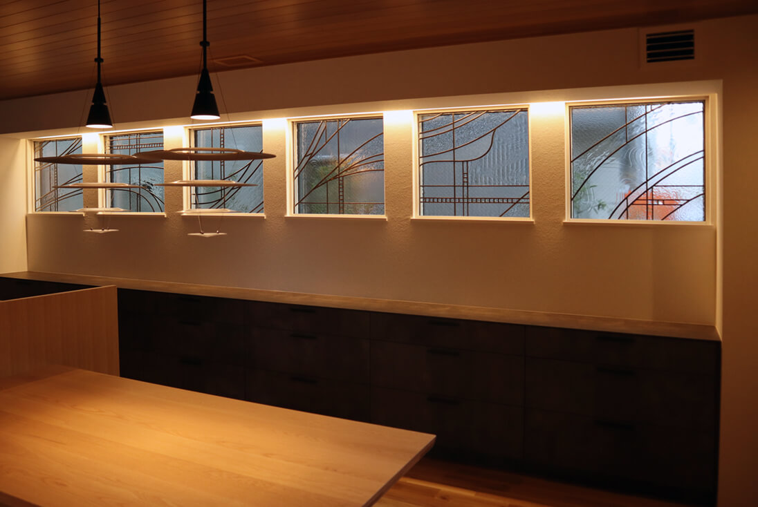 個人邸宅 無彩色・モノトーン-004 クリアガラスを使用した5連のステンドグラス