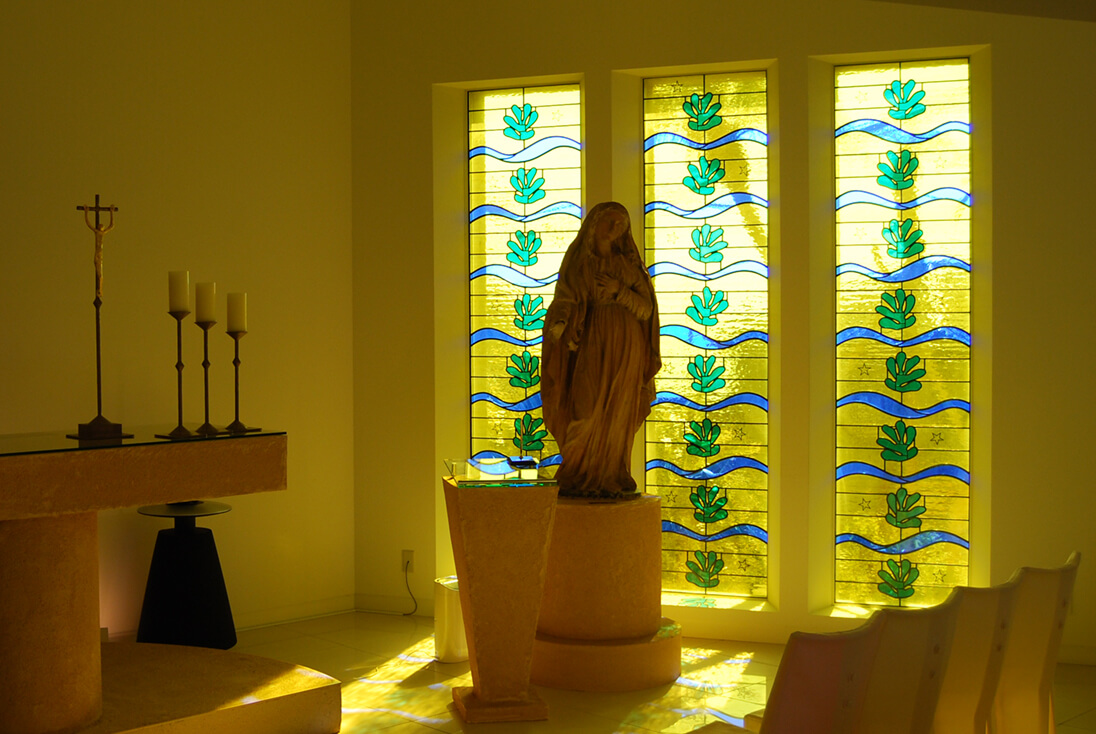 神奈川 葉山テラスチャペル フランス・ロザリオ礼拝堂のステンドグラスをコンセプトにした作品