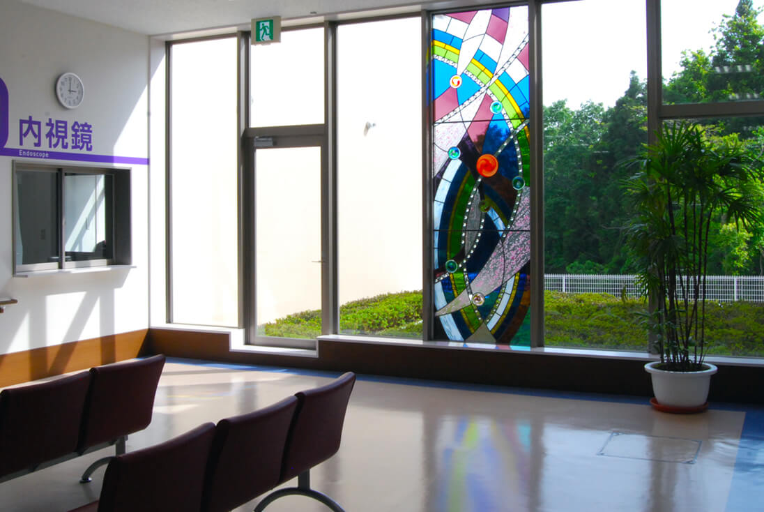 医療法人伸裕会 渡辺病院 待合室に取付・施工した抽象デザインのステンドグラス