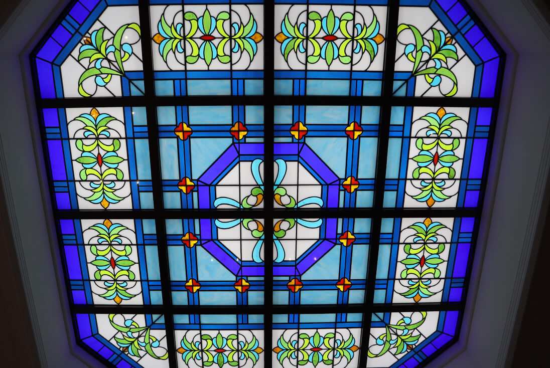 真言宗智山派寺院 威徳寺本堂 アール・ヌーボー、ヴィクトリアデザインのステンドグラス