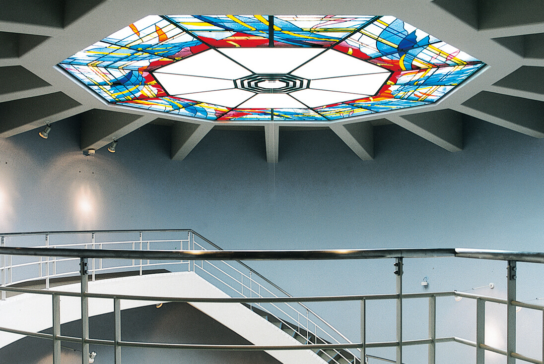 福島 郡山開成学園 郡山女子大学 トップライトに取付・施工した抽象デザインのステンドグラス