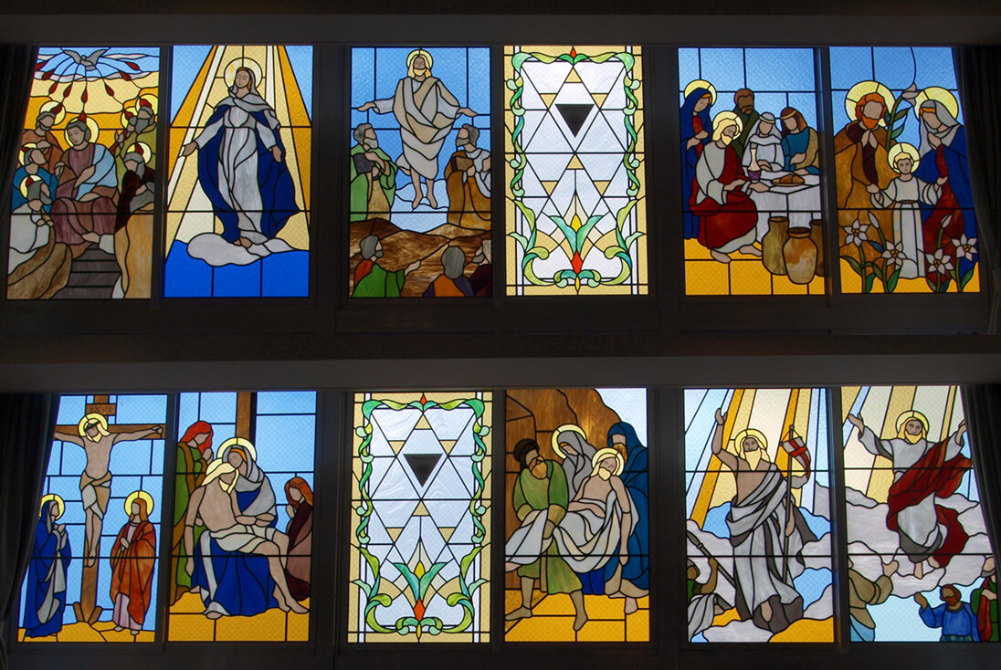 学校法人聖パウロ学園 光泉中学校・高等学校 聖堂内の新約聖書、キリスト、イエスの洗礼などをデザインしたステンドグラス