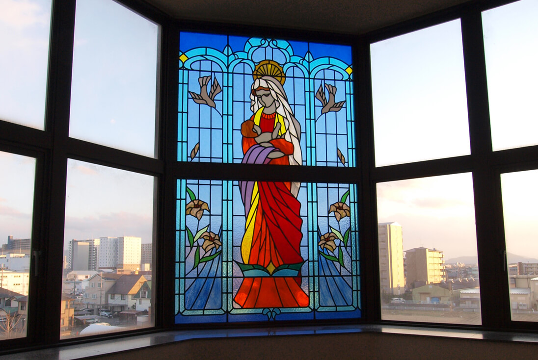 学校法人聖パウロ学園 光泉中学校・高等学校 校内エントランス上部の聖母マリアをデザインしたステンドグラス