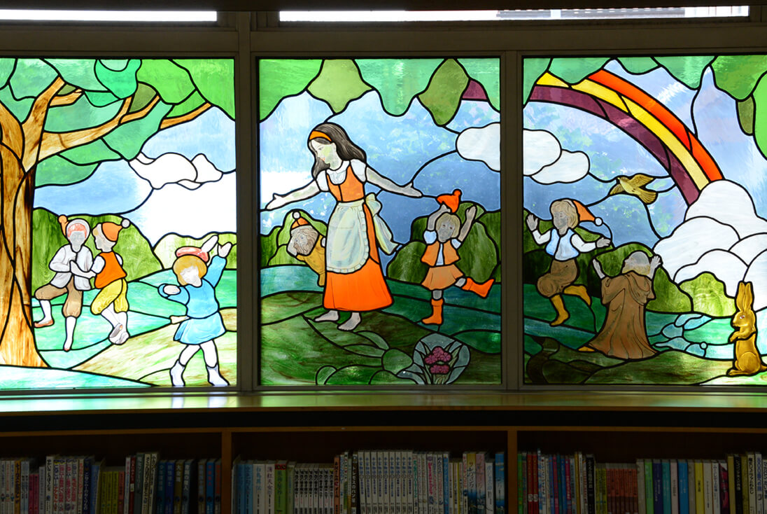 埼玉 さいたま市大宮西部図書館 おとぎ話の世界を表現したステンドグラス