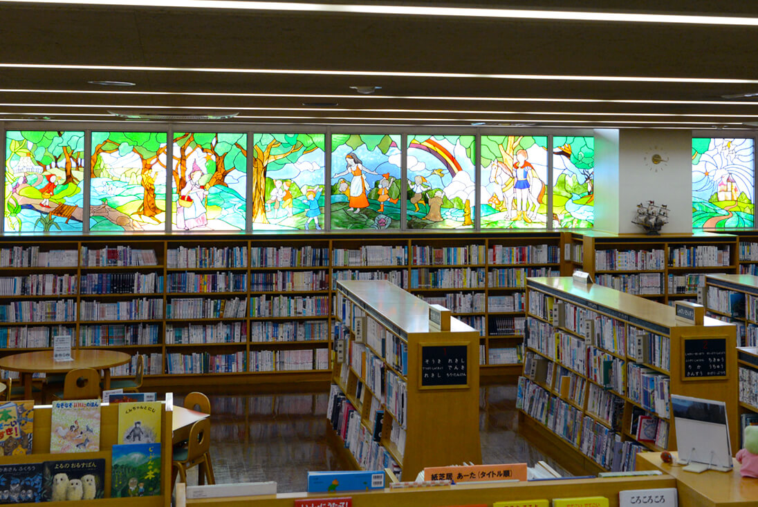 埼玉 さいたま市大宮西部図書館 おとぎ話の世界を表現したステンドグラスの全体の様子