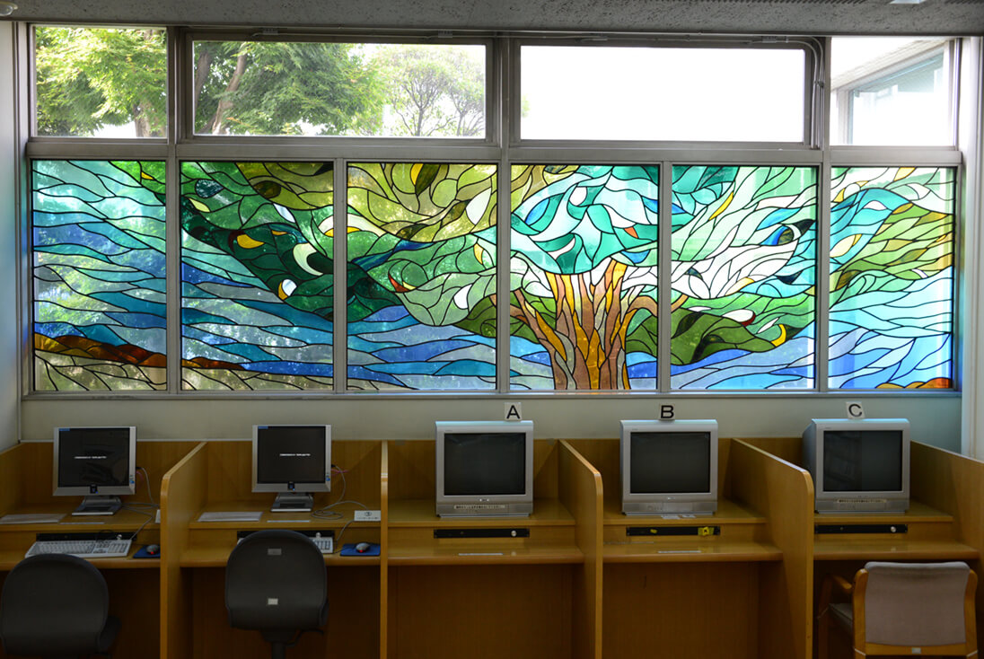 埼玉 さいたま市大宮西部図書館 ケヤキをデザインしたステンドグラス