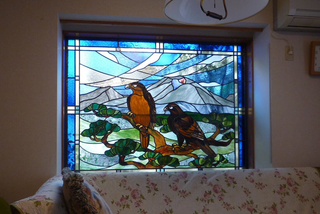 鳥・犬・猫・魚などのデザイン-003「鷹」 松にとまる鷹のステンドグラス