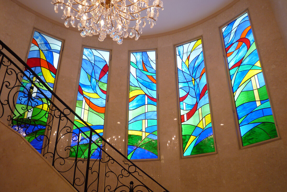 ハイグレードなデザイン 螺旋階段に取り付けた抽象表現で色ガラスの鮮やかさを際立たせる5連ステンドグラス
