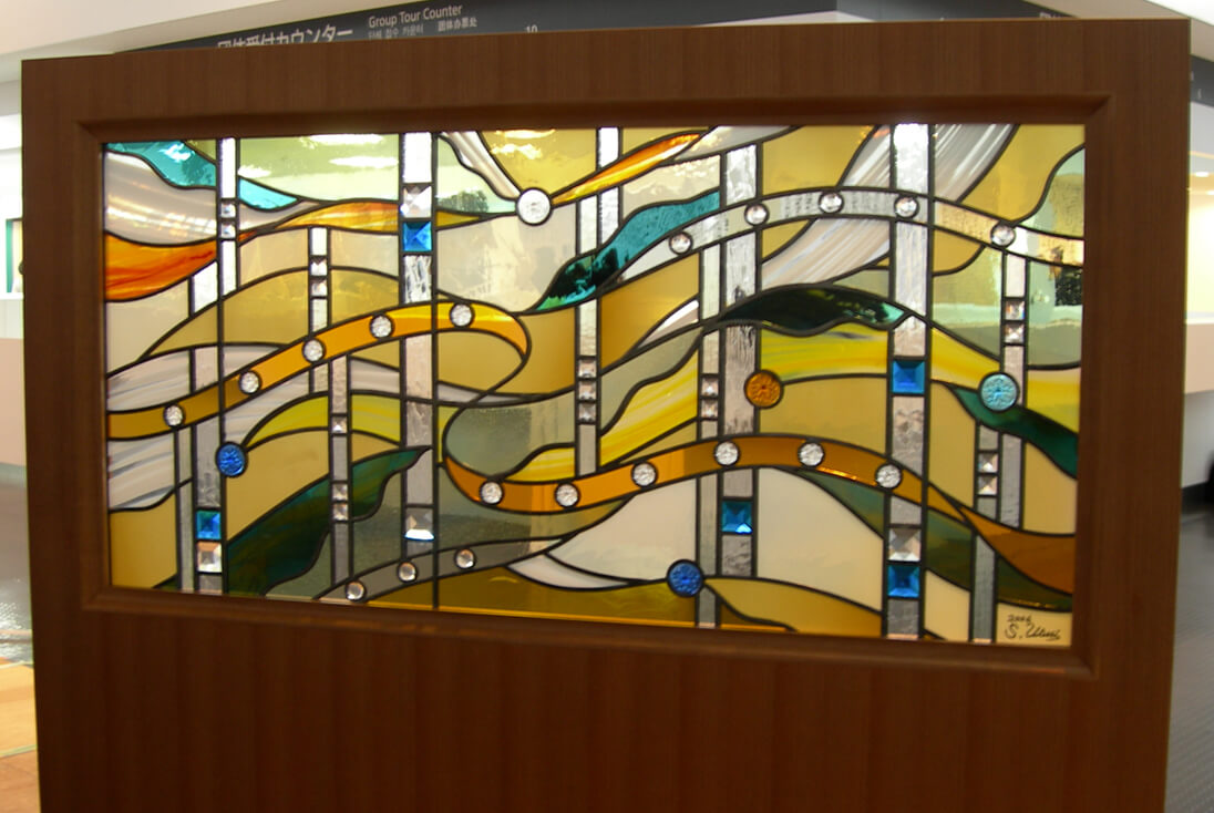 神戸空港旅客ターミナルビル貴賓室 抽象デザインのステンドグラス