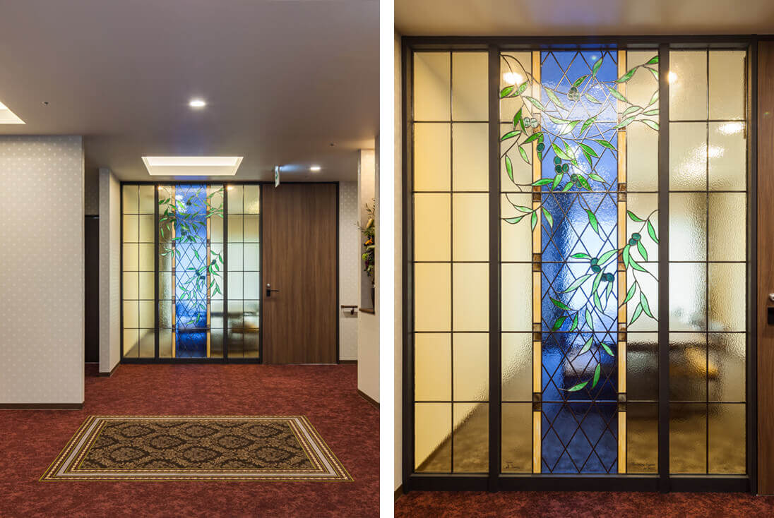 NTT都市開発ビルサービス株式会社 ウエリスオリーブ武蔵野関町 エントランスホールのオリーブをデザインしたステンドグラス