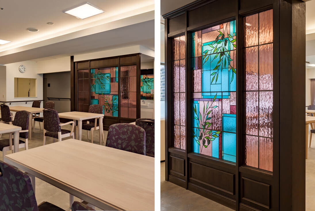 NTT都市開発ビルサービス株式会社 ウエリスオリーブ武蔵野関町 食堂談話室のオリーブをデザインしたステンドグラス（ピンク）