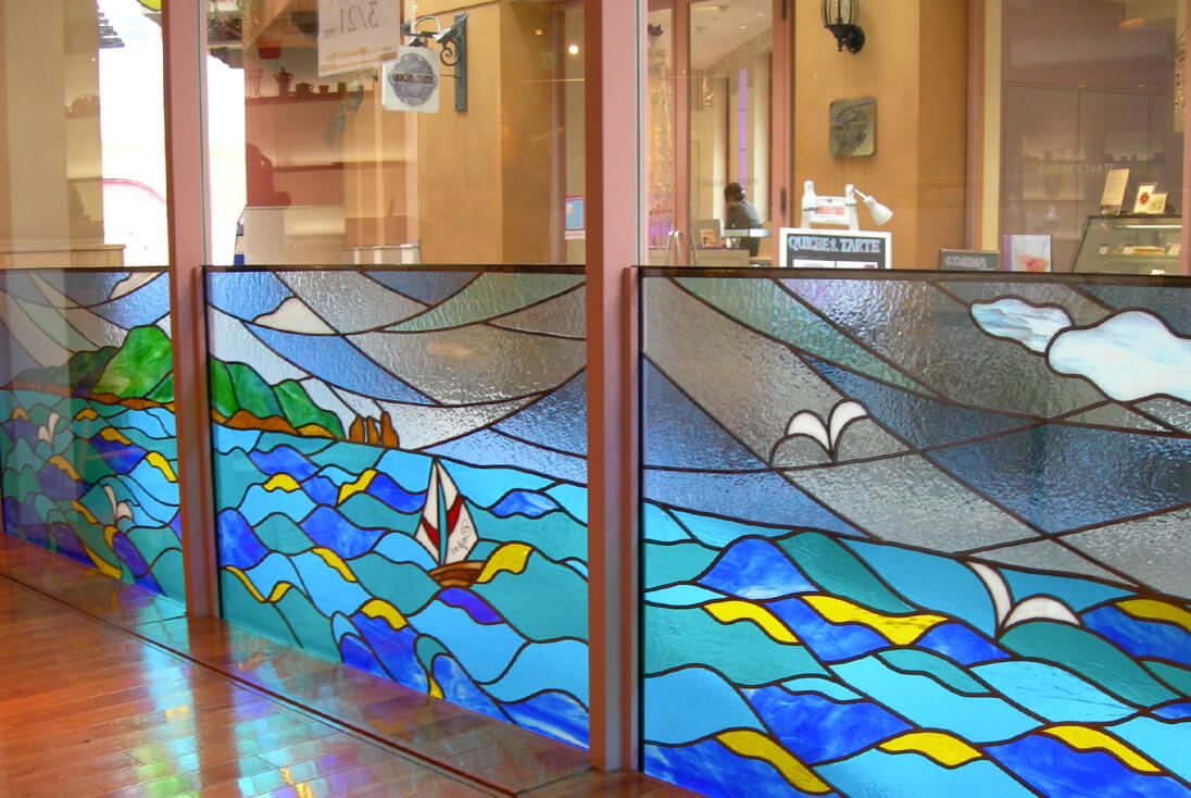 オステリア ガリレオ イタリアの海辺の風景をモチーフにデザインしたステンドグラス