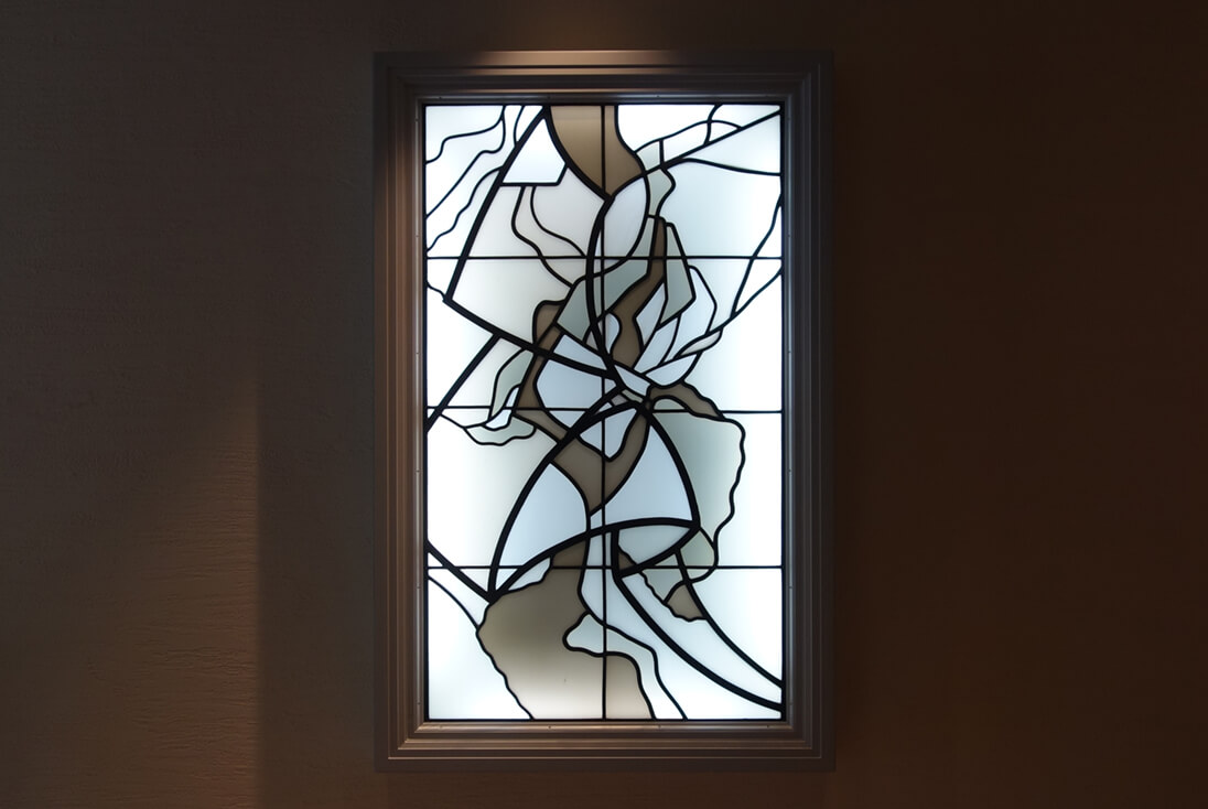 ルシアン旧軽井沢 抽象デザインの無彩色ステンドグラス