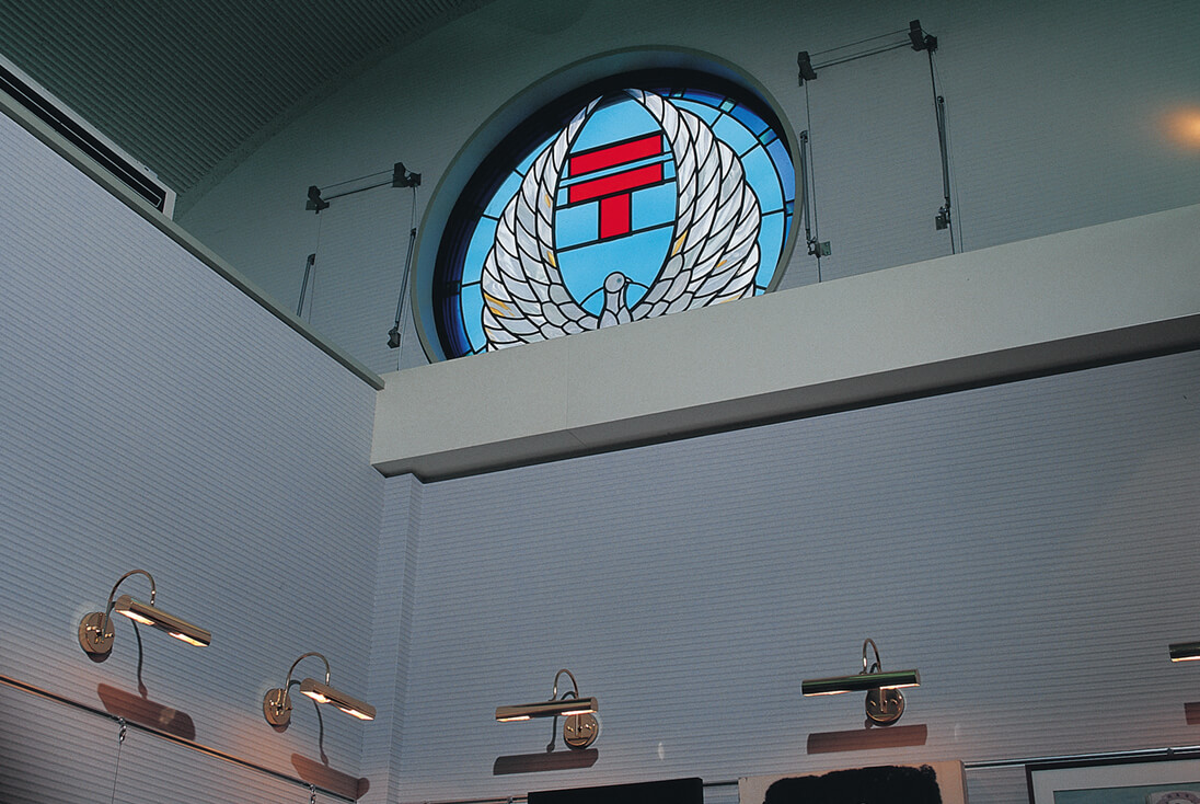 前島記念館(郵政博物館分館) 郵便マーク、鳩をデザインしたステンドグラス