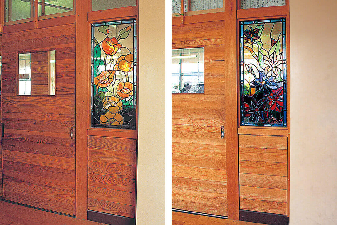 東松山市立松山第二小学校 教室ドアに取付・施工した花のステンドグラス