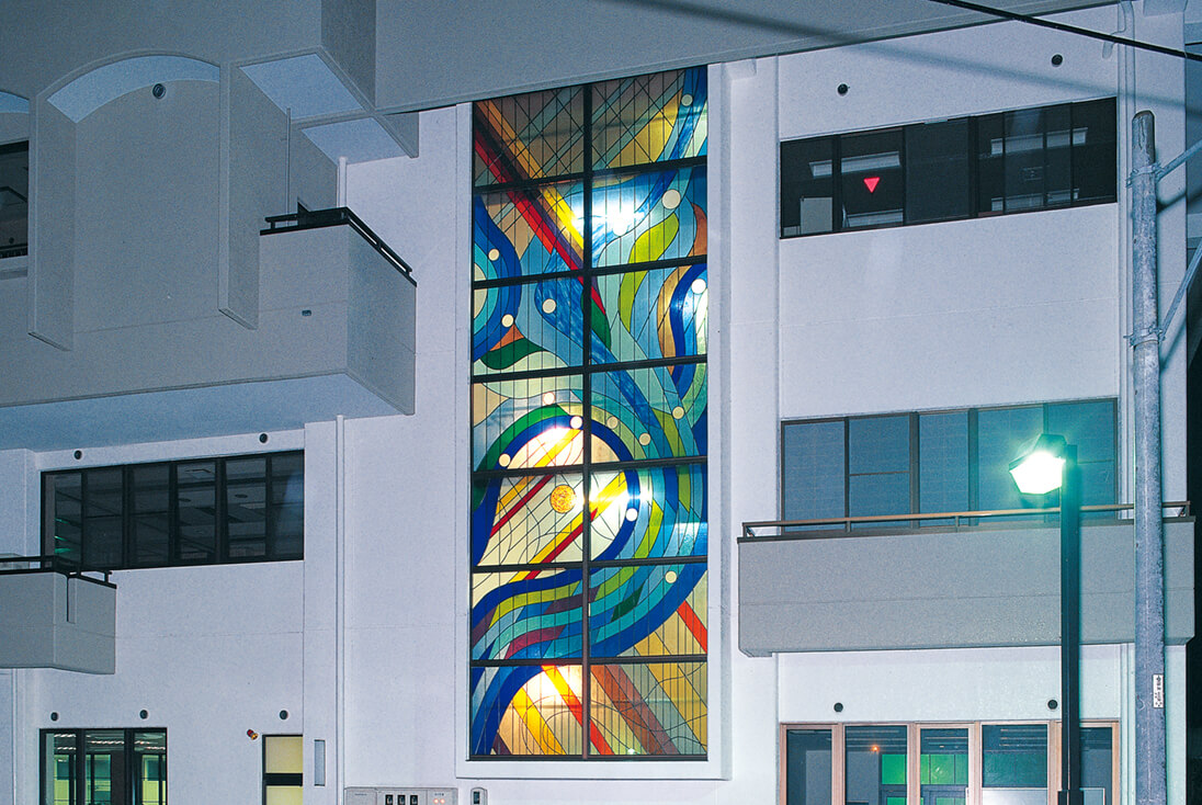 群馬 太田市浜町勤労会館 抽象デザインのステンドグラス