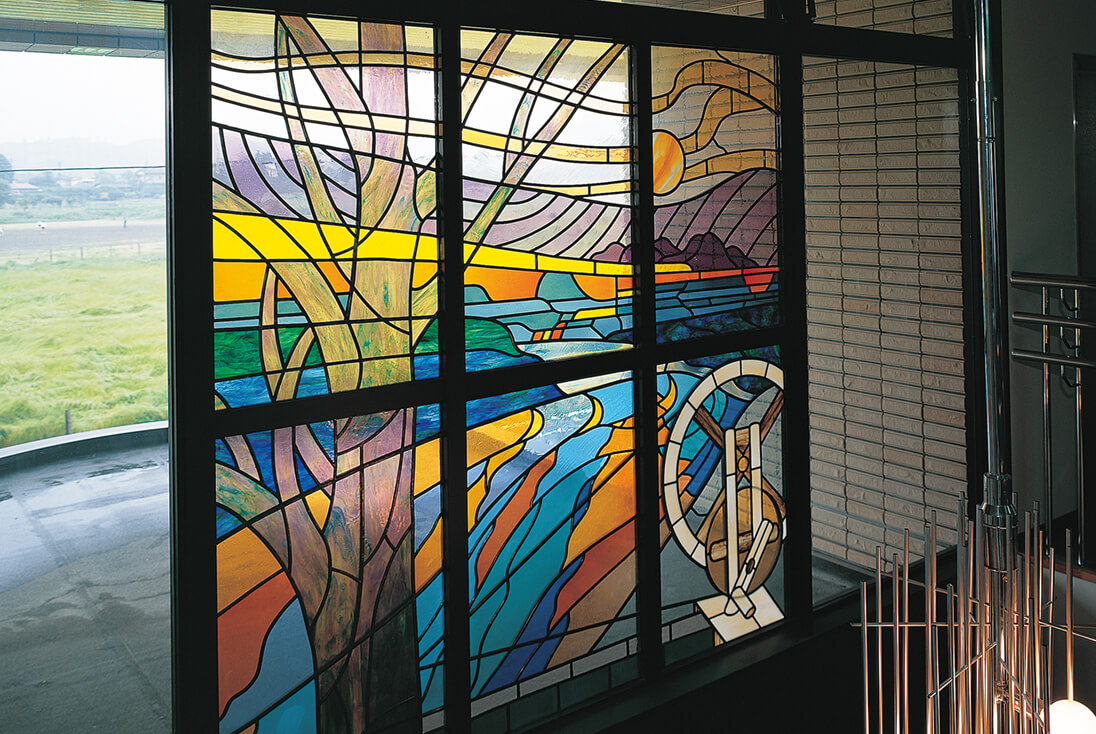 東京 元八王子市民センター 夕焼けと織物をモチーフにした抽象デザインのステンドグラス