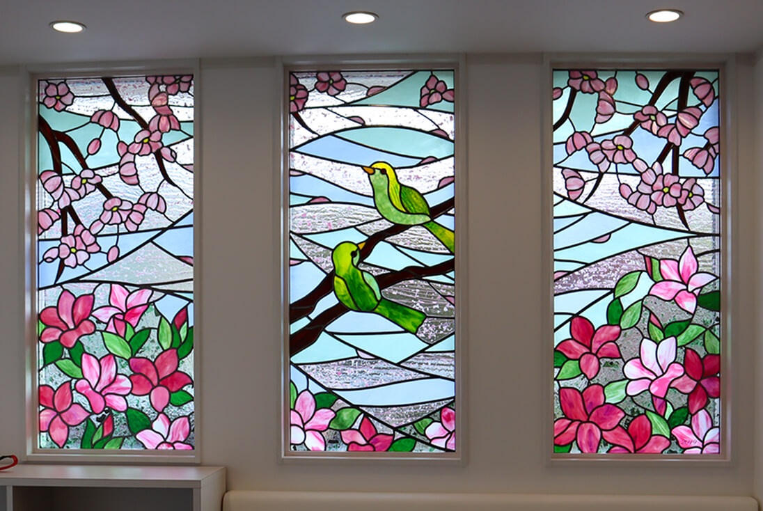 寧心はりきゅう治療院 待合室のウグイス、桜、ツツジをデザインしたステンドグラス