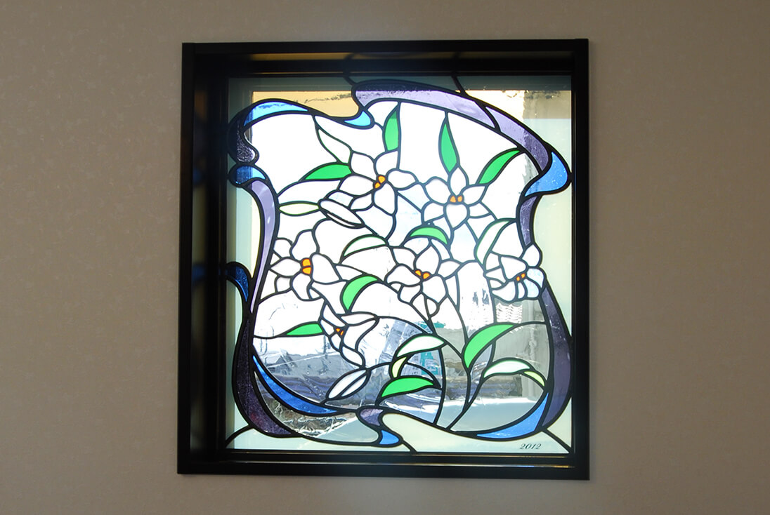 花・植物・風景のデザイン-023「ヴィクトリアン様式のユリ」 取り付けたユリのステンドグラス