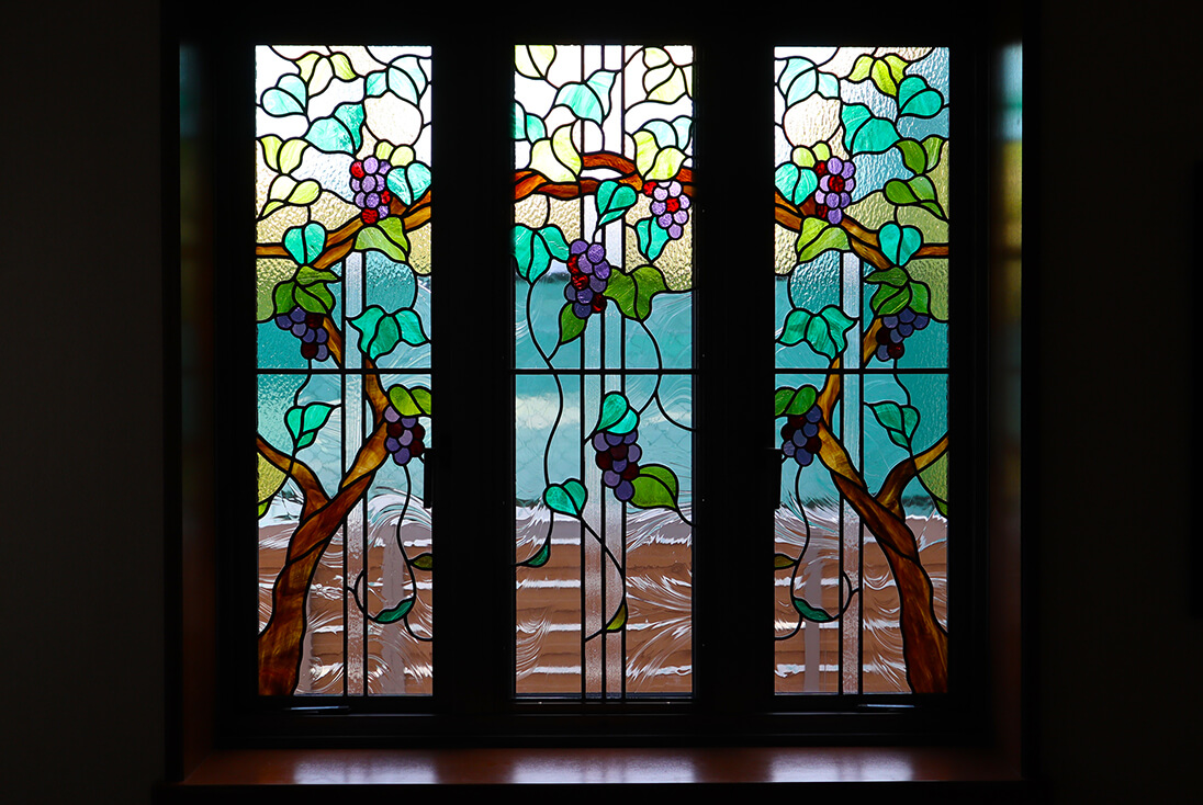 バラ・ブドウのデザイン-017「ぶどう」 取り付けたブドウの3連ステンドグラス