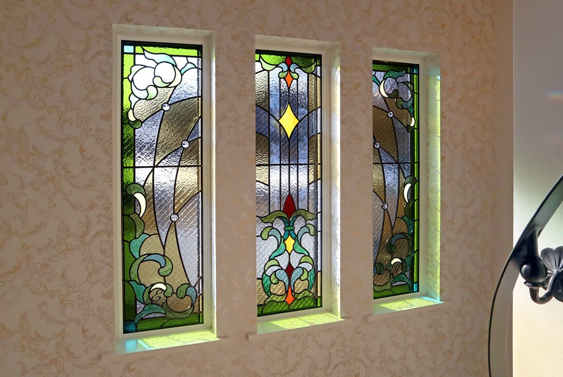 個人邸宅 アール・ヌーボー、ヴィクトリア-016 階段に取り付けた3連ステンドグラス（グリーン系のガラス）