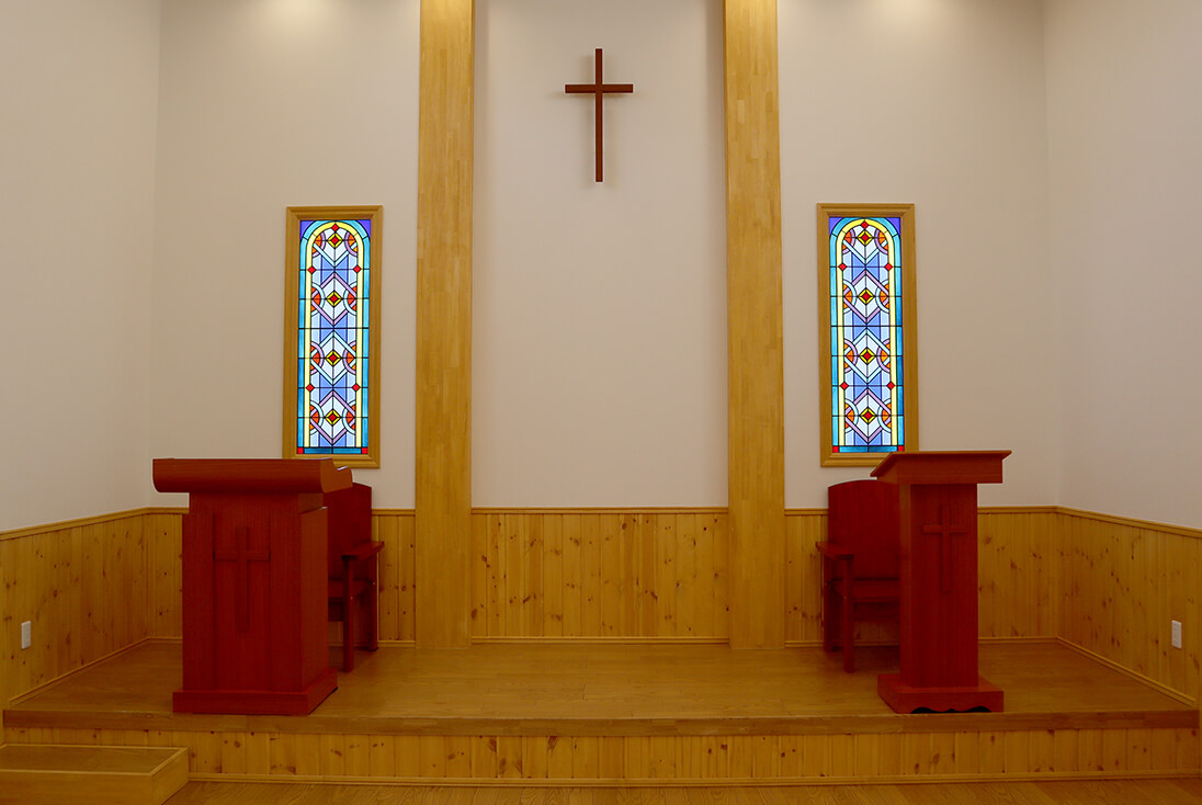 行田教会 礼拝堂に美しく輝くステンドグラス