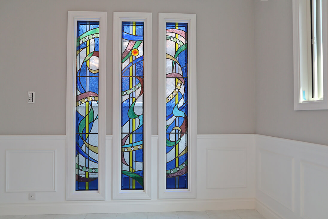 個人邸宅 抽象（流れのあるデザイン）-021 お部屋の窓に取り付けた抽象デザインの3連ステンドグラス