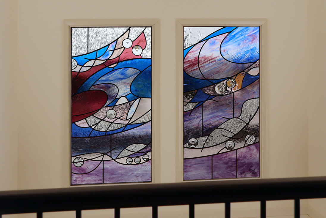 個人邸宅 抽象（流れのあるデザイン）-023 ホールの窓に取り付けた抽象デザインの2連ステンドグラス