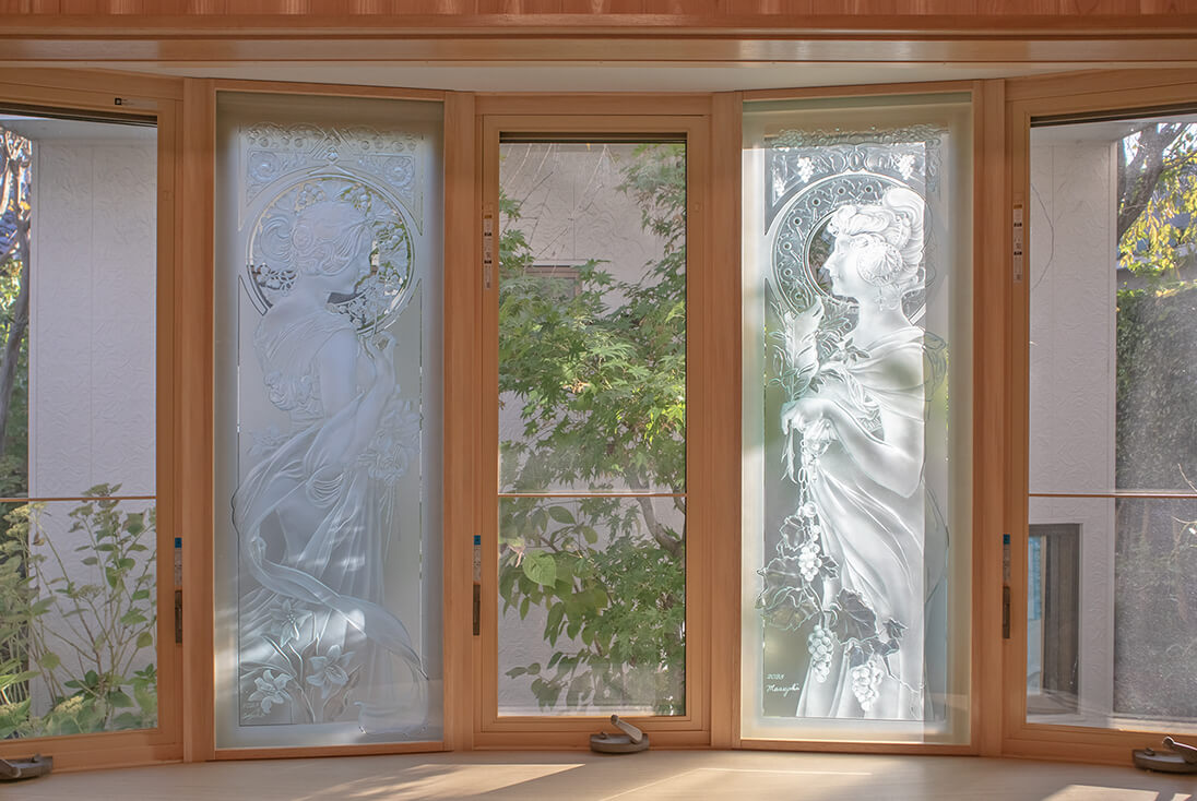 窓に取り付けたアルフォンス・ミュシャのエッチンググラス2作品