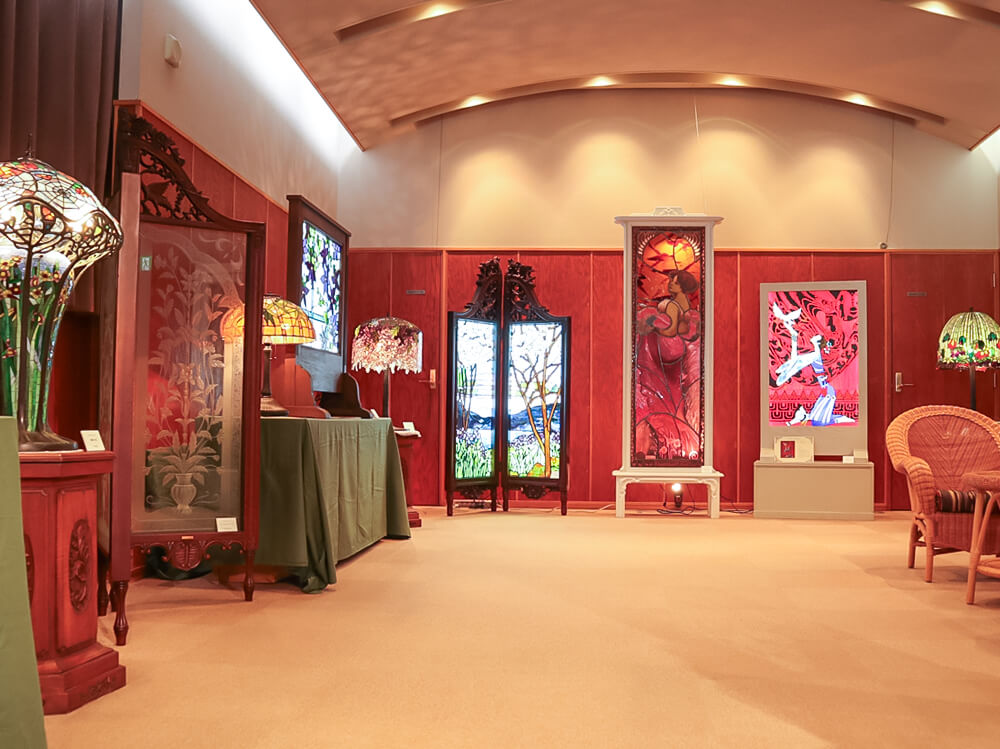 熟練の職人が手がけた衝立、ランプ作品など