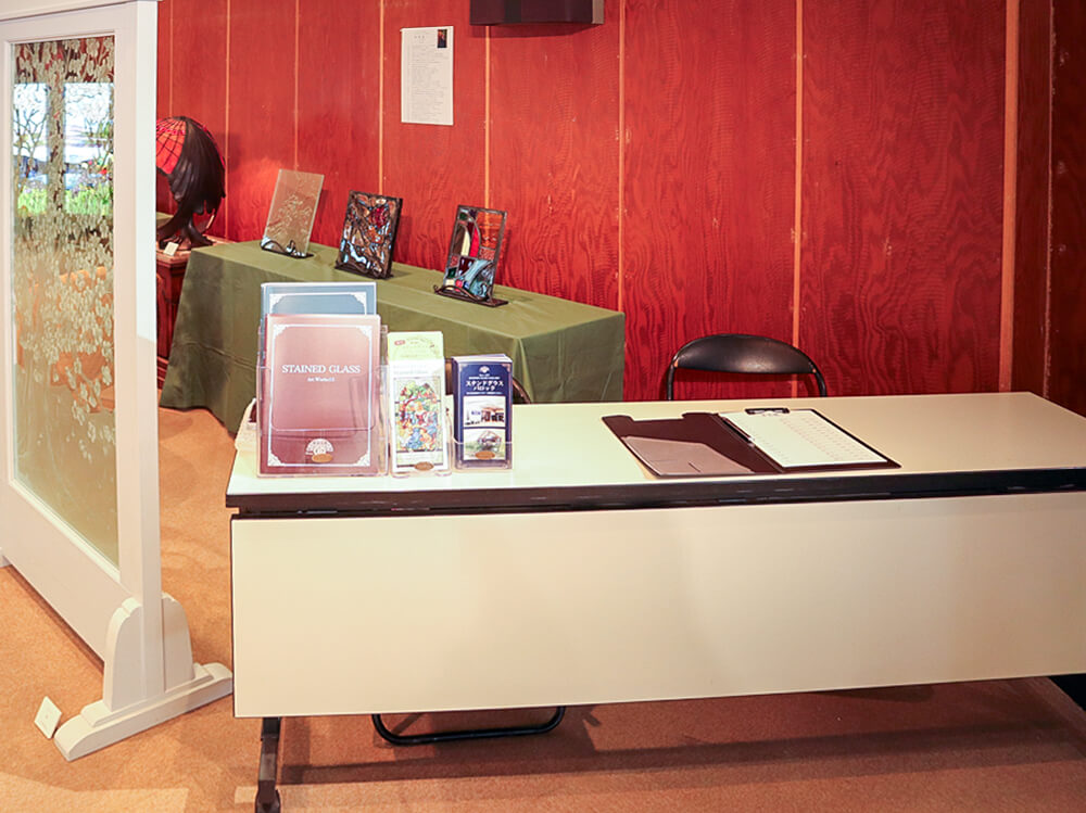 桜のエッチンググラスと展示入口の受付の様子