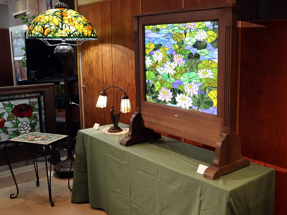 ハスの花をモチーフにデザインしたモザイク作品とフロアスタンドランプ