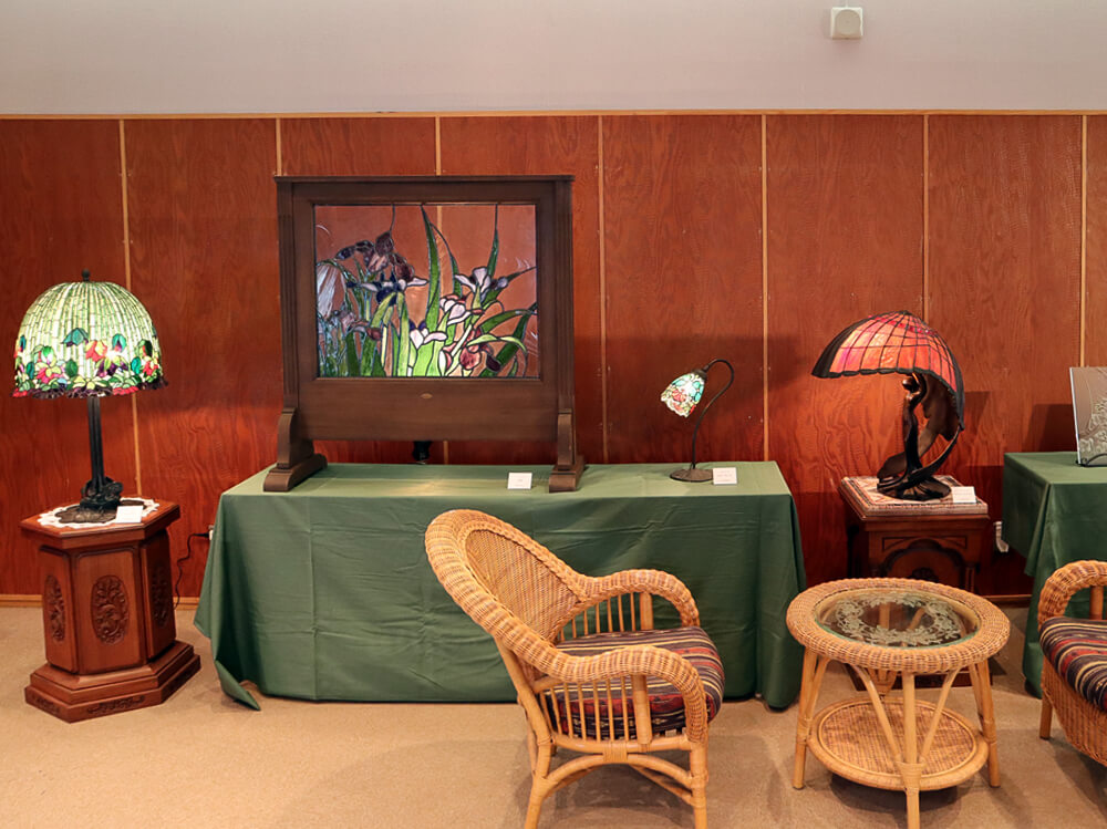商談用スペースとステンドグラスランプ、あやめのステンドグラス作品