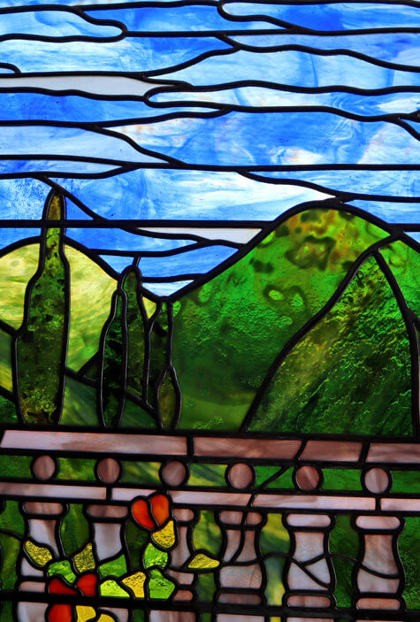 ステンドグラス作品の一部を拡大したガラスのテクスチャ(texture)イメージ 空、山と橋の部分
