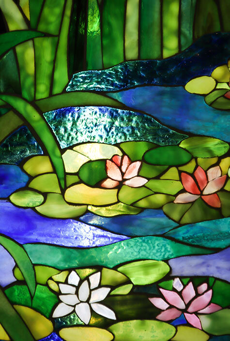 ステンドグラス作品の一部を拡大したガラスのテクスチャ(texture)イメージ 作品中央部分の蓮の花と池の部分