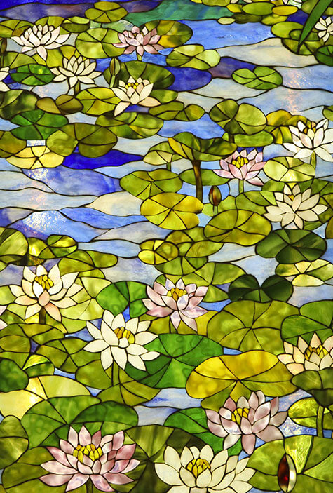 ステンドグラス作品の一部を拡大したガラスのテクスチャ(texture)イメージ 作品下方部分の蓮の花と池の部分